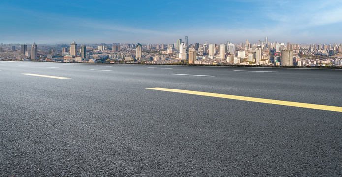 柏油马路天际线和建筑景观