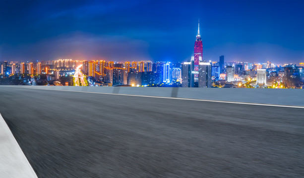 前进的道路和城市夜景