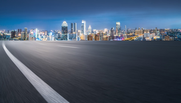 高速公路天际线和城市夜景