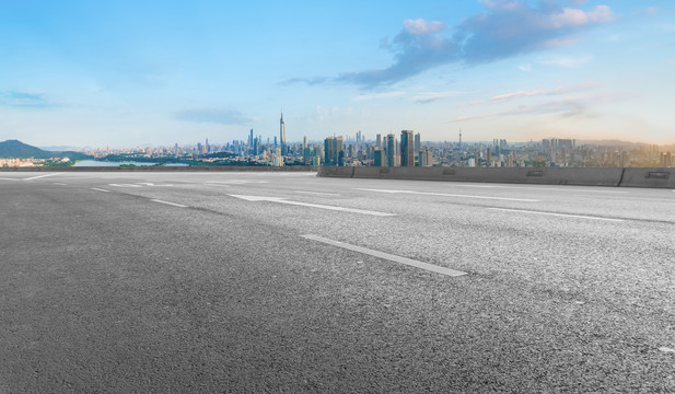 前进的道路和建筑景观