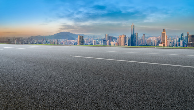 前进的道路和城市景观