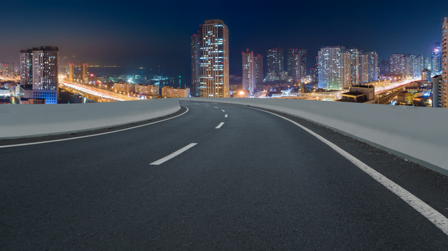 公路弯道和城市夜景