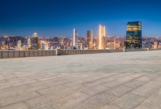 前进的道路和城市夜景