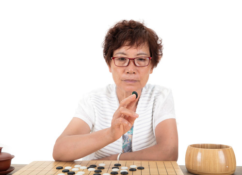 戴眼镜的卷发中国老太太在下围棋