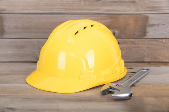 建筑行业的黄色安全帽和活口钳子