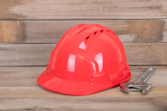 建筑行业的红色安全帽和活口钳子