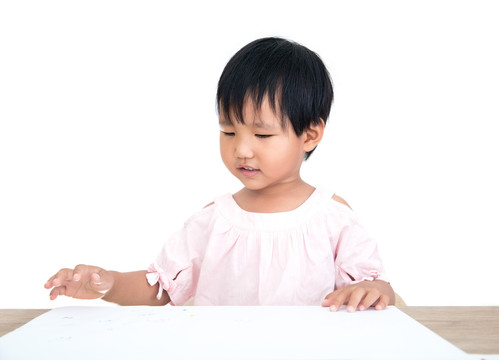 小女孩正高兴的摸着一张画纸