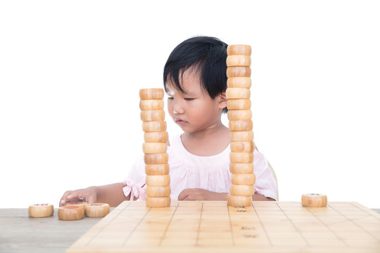 兴致勃勃的摆弄中国象棋棋子