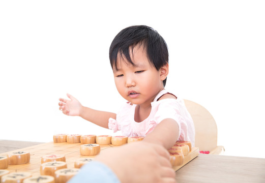 三岁的小女孩正在下中国象棋