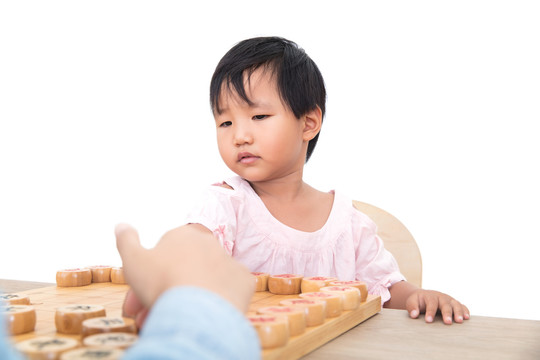 女孩正和对手认真的下中国象棋