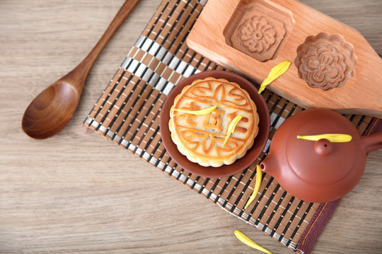 月饼和茶壶及木质月饼模具