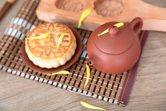 月饼和茶壶及木质月饼模具