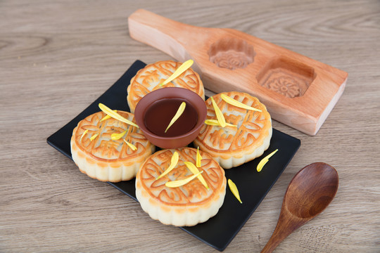 一碗茶及木质月饼模具和木勺