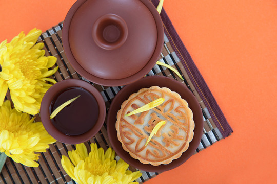 传统节日中秋节准备的月饼和茶水
