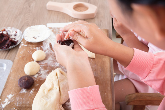 教自己的孩子手工做月饼