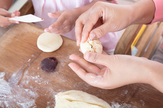 中国孩子和妈妈一起手工做月饼