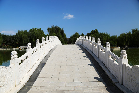 汉白玉石拱桥