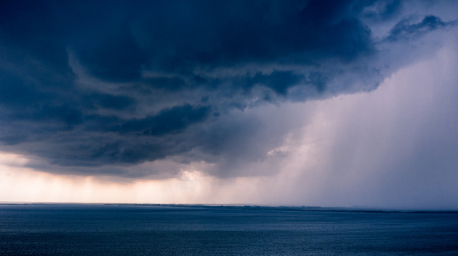 洞庭湖湖上倾盆暴雨乌云极端天气