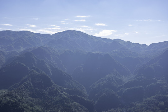 崇山峻岭