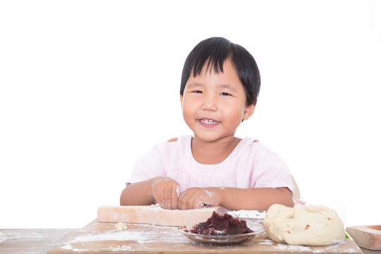 三岁小女孩在制作中秋节的月饼
