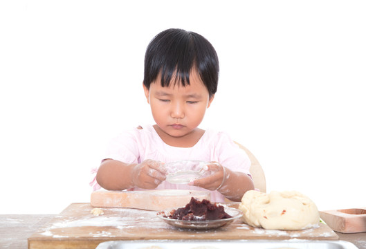三岁小女孩在制作中秋节的月饼