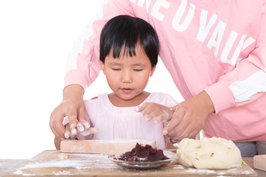 教自己的女儿学习做中秋节的月饼