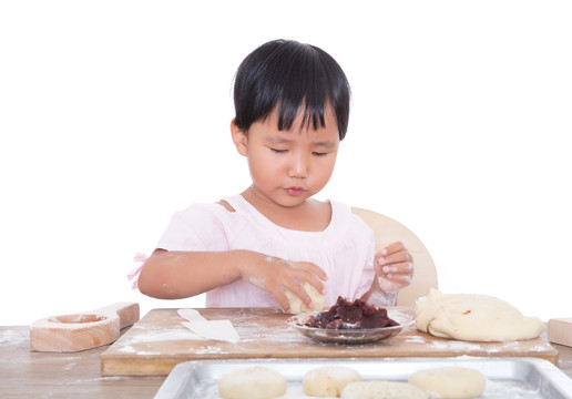 中国小女孩在制作中秋节的月饼