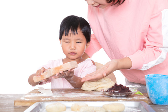 中国妈妈教自己的女儿学习做月饼