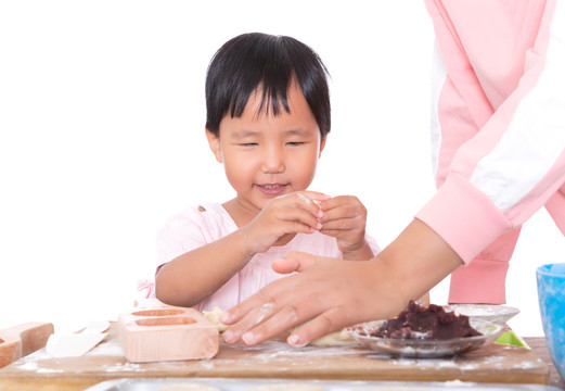 中国儿童在揉面准备做月饼