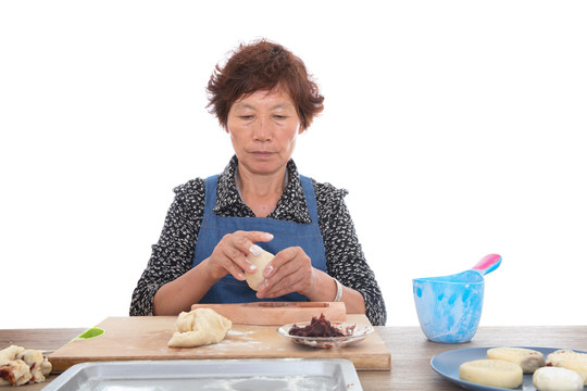 中国妈妈在制作中秋节的月饼