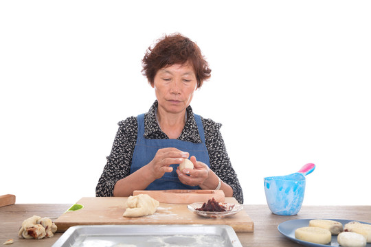 制作中秋节的传统美食月饼