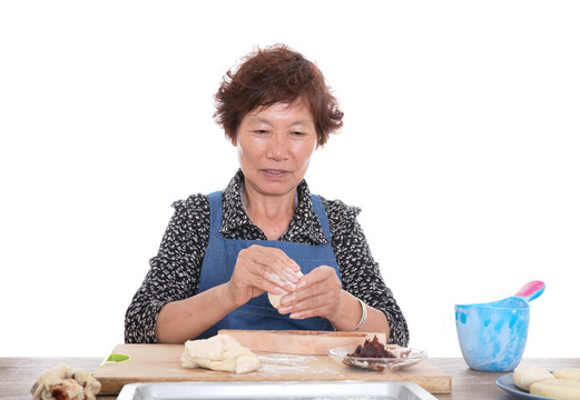 妇女在做中秋节的传统食物月饼
