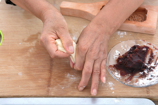面点师在砧板上拽面做中秋月饼