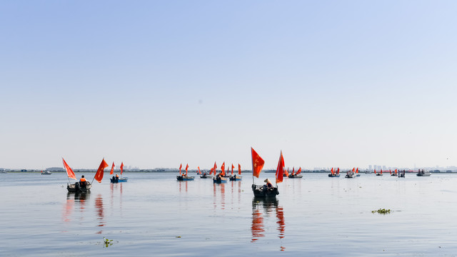 阳澄湖大闸蟹捕捞的湖面场景