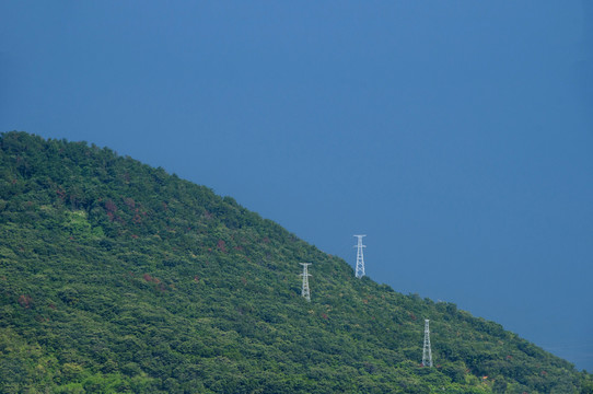 山坡电力铁塔
