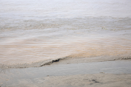 泥浆河水