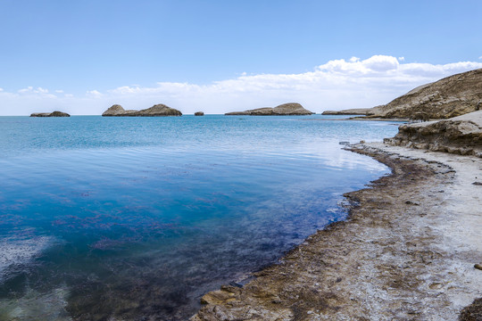 蓝天湖水风景画