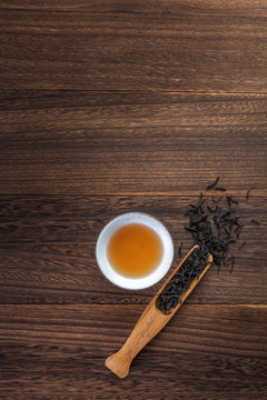 一杯红茶和散落的茶叶