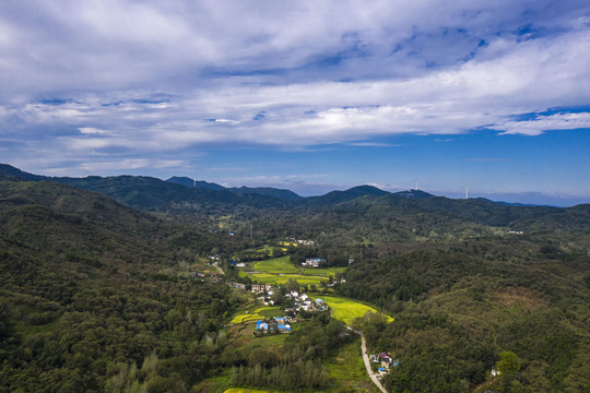 鸟瞰山乡秋色