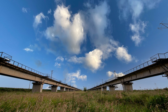 蓝天下的铁路桥