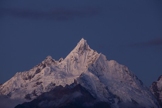 晨光中的梅里雪山缅茨姆峰