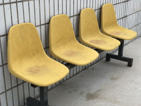 操场黄色椅子