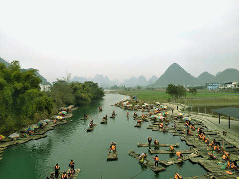 广西漓江冬天木筏船景象