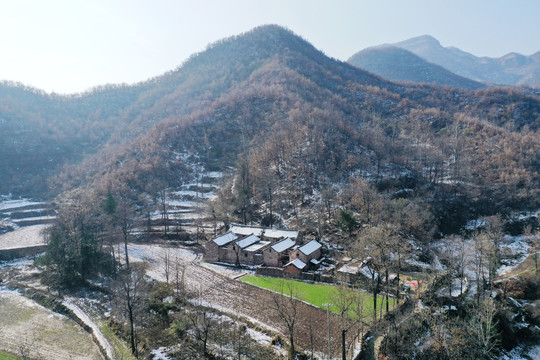 山区农家小雪覆盖