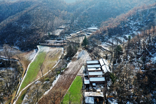 山区农家小雪覆盖