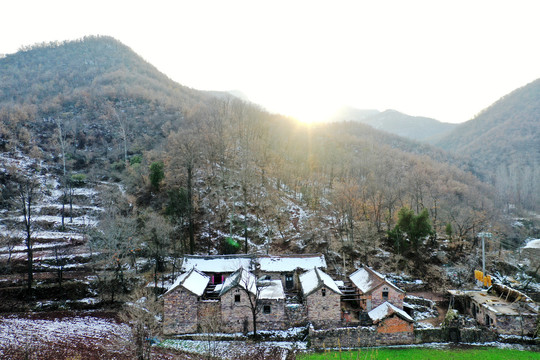 山区农家小雪覆盖