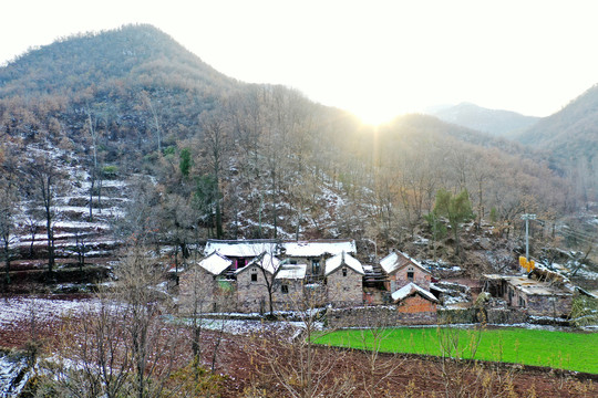 山区农家小雪覆盖