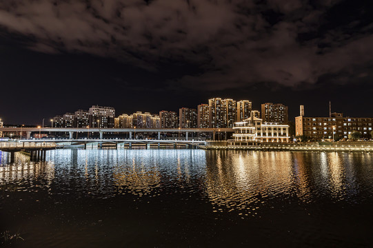 中国长春伊通河畔夜晚风景