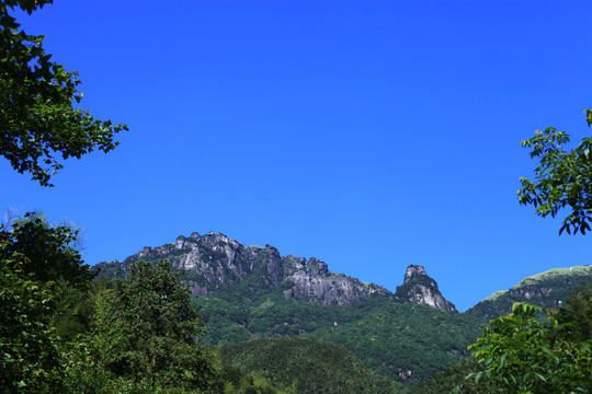 高山石壁