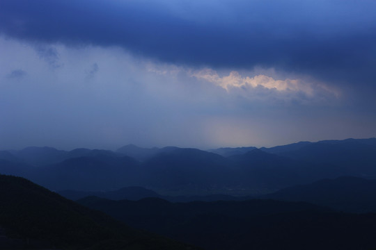 群山峻岭